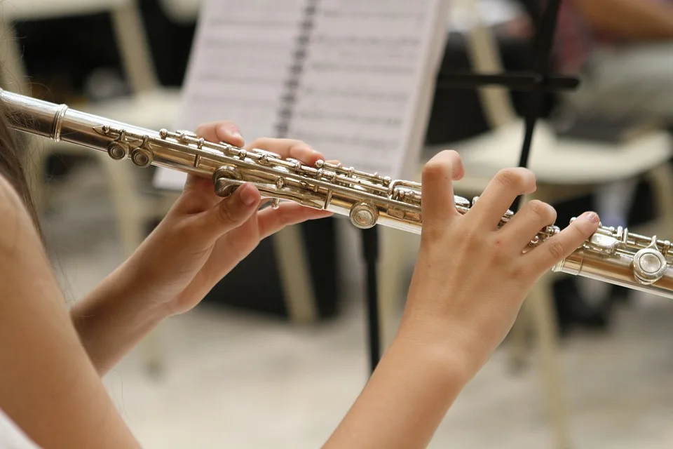 „Orchester renoviert mit Dorfbewohnern: Ein neues Zuhause für die Musik“