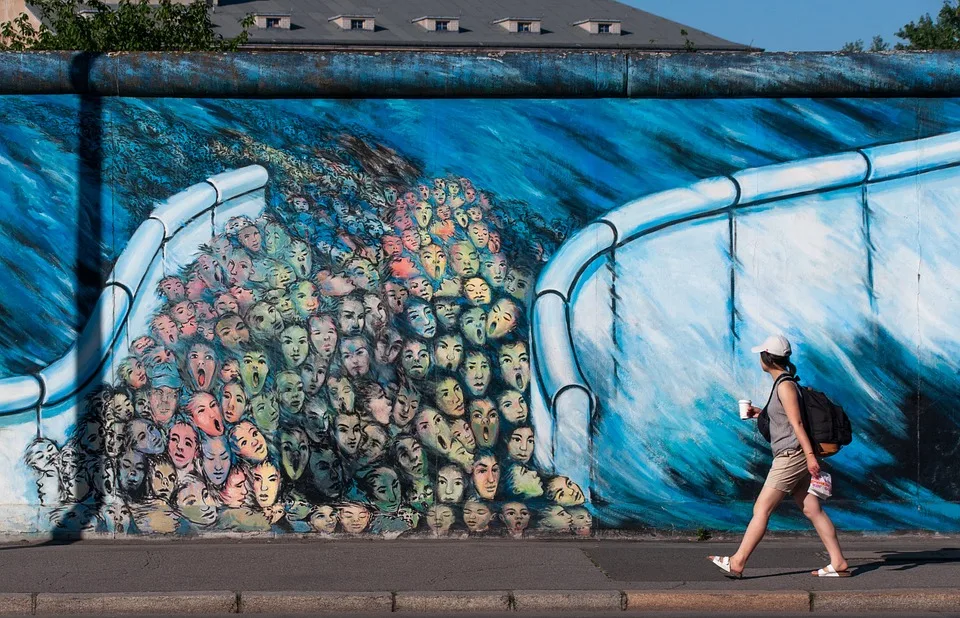 Berlin wirbt mit ironischen Plakaten für Zusammenhalt in Deutschland