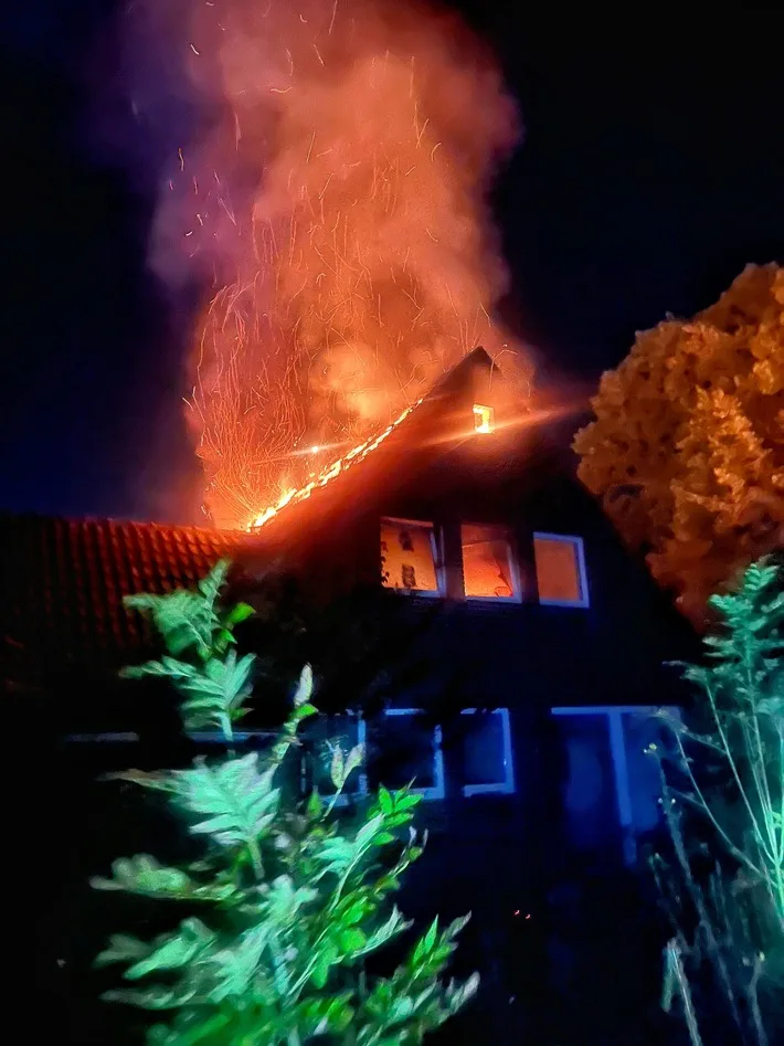 Dachstuhlbrand in leerstehendem Haus: Feuerwehr rettet ohne Verletzte!