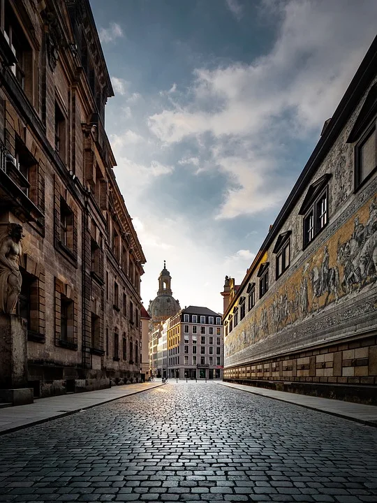 Dresden entgeht Katastrophe: Teil der Carolabrücke stürzt ein!