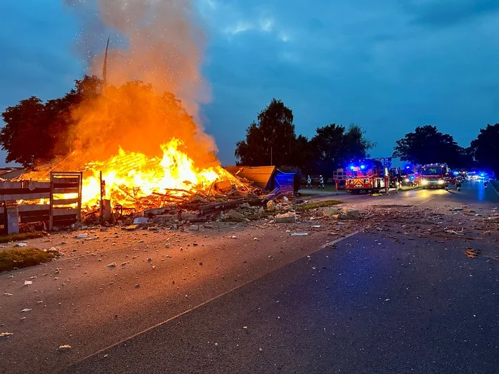 Explosion in Alpen: Gebäude in Flammen – Feuerwehr im Großalarm!