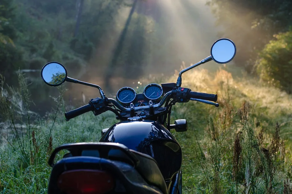 Fahrer flüchtet mit schwarzem Enduro-Motorrad vor Polizei in Mümling-Grumbach