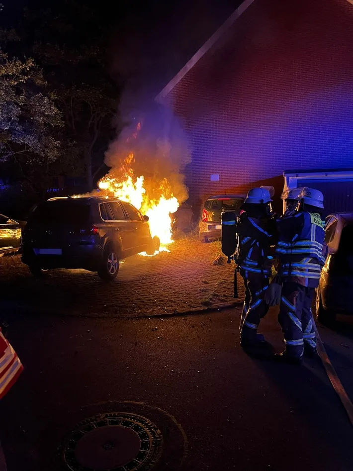 Fahrzeugbrand in der Hans-Salb-Straße: Feuerwehr im Einsatz in Norderstedt