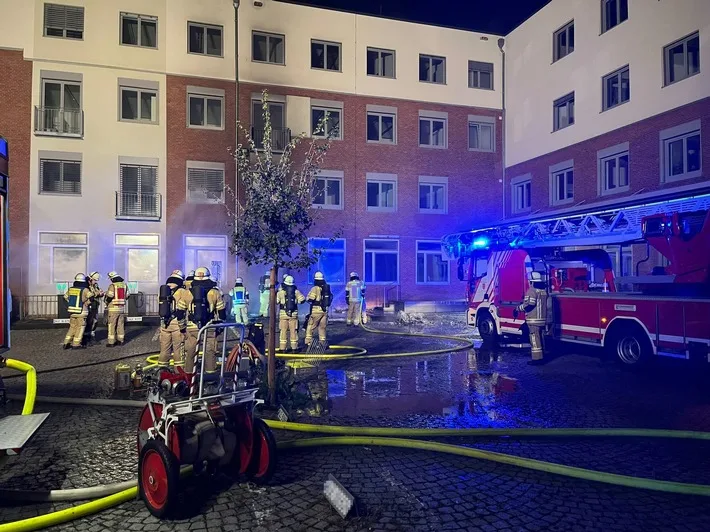 Feuer am Postgebäude in Kleve: Müllcontainer sorgt für Gefahr!