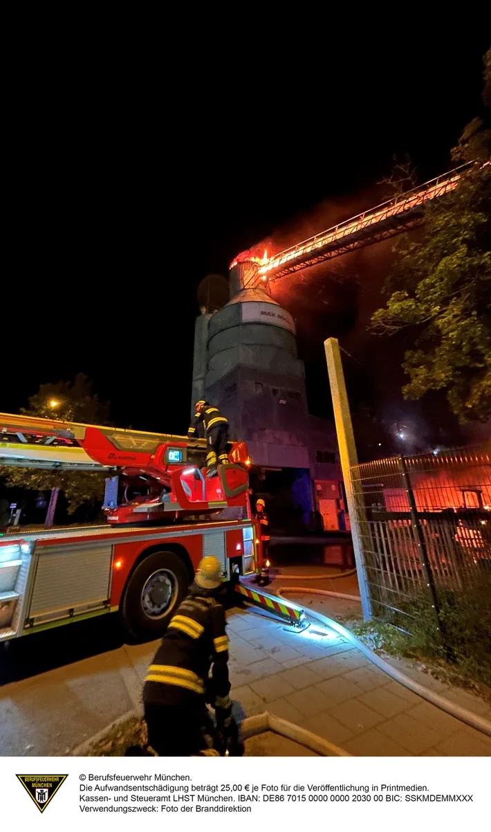 Feuer im Betonwerk Lerchenau: Feuerwehr kämpft gegen Flammen