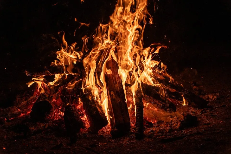 Feueralarm in Meezen: 100 Einsatzkräfte retten Nachbarhäuser vor Flammen