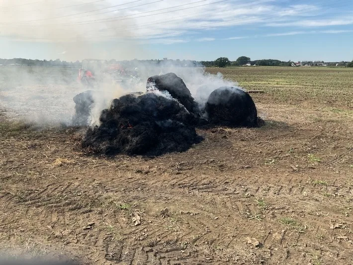 Feuerwehreinsatz in Dortmund-Asseln: Strohballen brennen auf Feld