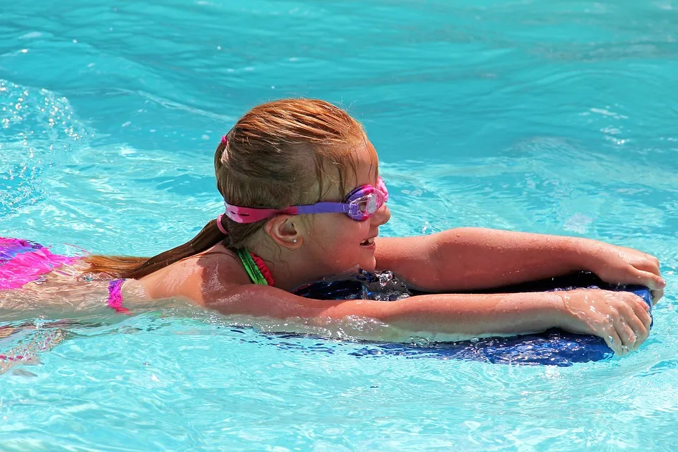 Freibad – Ein Sommertraum in Gefahr: Gesellschaft im Mikrokosmos