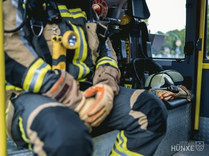 Freiwillige Feuerwehr rettet Person aus verschlossener Wohnung in Hünxe