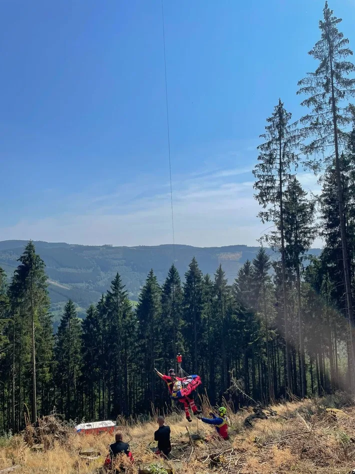 Gemeinsam stark: Feuerwehr rettet Gleitschirmflieger in Lennestadt