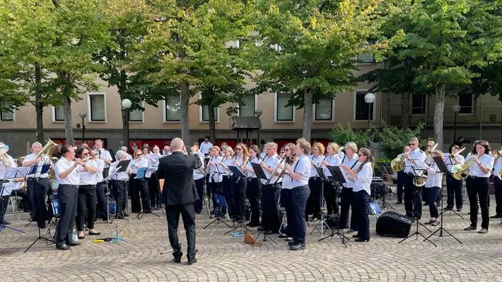 Gemeinsames Platzkonzert: Musikzug Velbert empfängt Zweibrücker Gäste