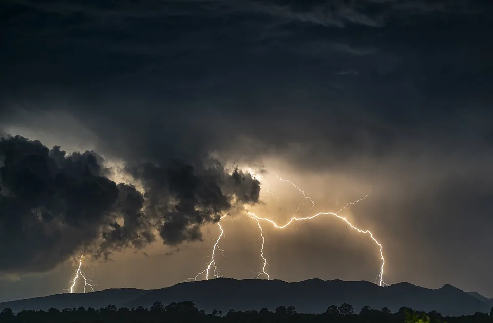 Herbststurm zieht über NRW: Regen, Graupel und Gewitter erwartet!