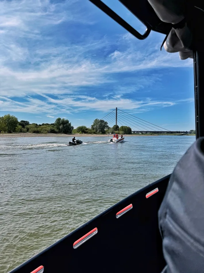 Jetski-Panne auf dem Rhein: Feuerwehr rettet Fahrer sicher in den Hafen