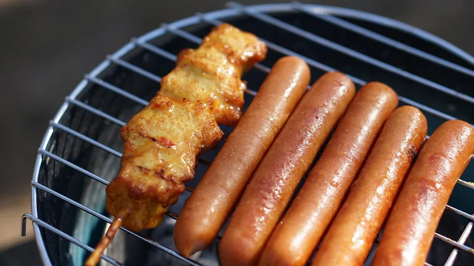 Joey Chestnut bricht Rekord: 83 Hotdogs beim spektakulären Duell