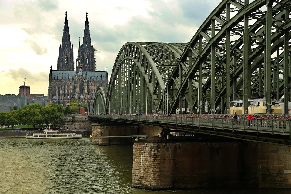 Köln erschüttert: Explosion am Hohenzollernring – Wer ist der Täter?