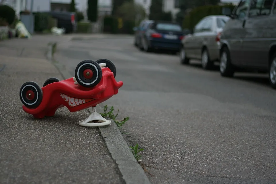 Kopf-an-Baum-Crash in Friesenhagen: 20-Jähriger schwer verletzt!