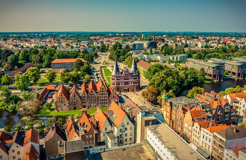 Lübeck im Finanzstress: 100 Millionen Euro Defizit durch steigende Stellenzahlen