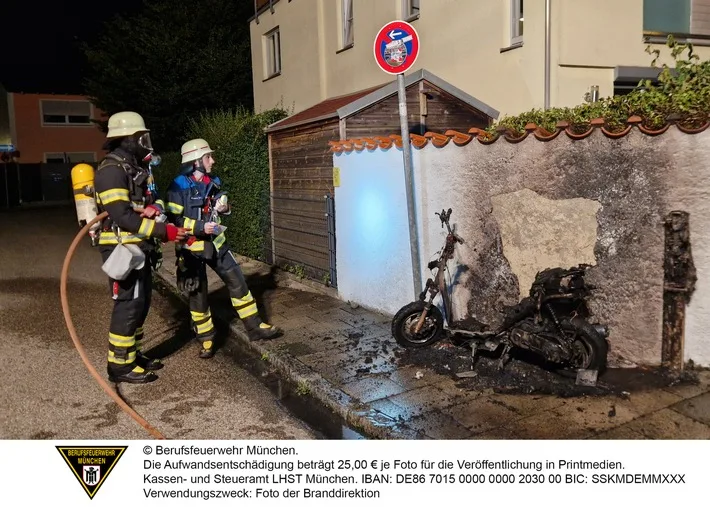 Motorroller-Brand in Laim: Feuerwehr verhindert Schlimmeres an Gartenmauer