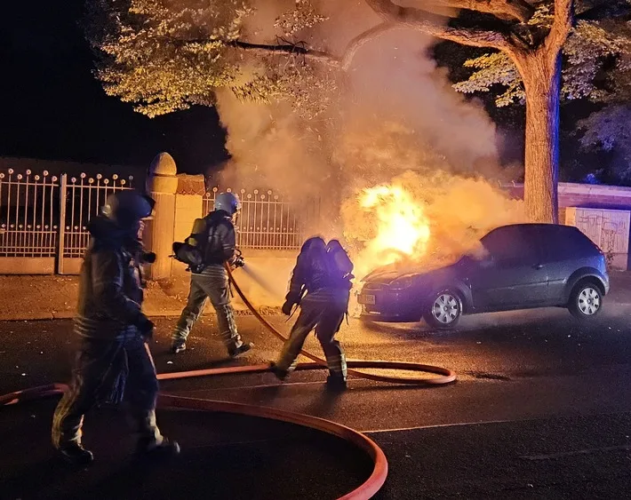 PKW-Brand in Strehlen: Feuerwehr rettet Situation in letzter Minute!