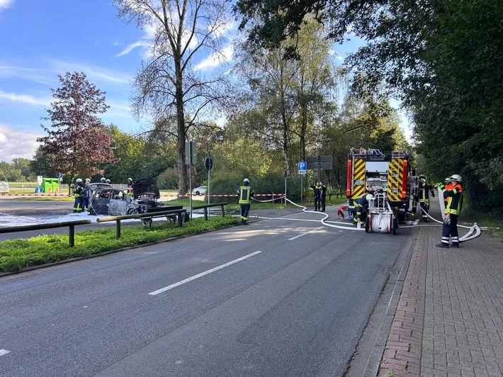 PKW-Brand in Zeven: Feuerwehr rettet benachbarte Fahrzeuge!