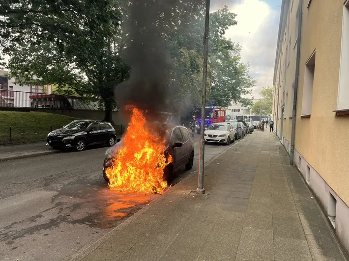 Pkw-Brand in Frohnhausen: Feuerwehr rettet Anwohner aus Rauchgefahr!