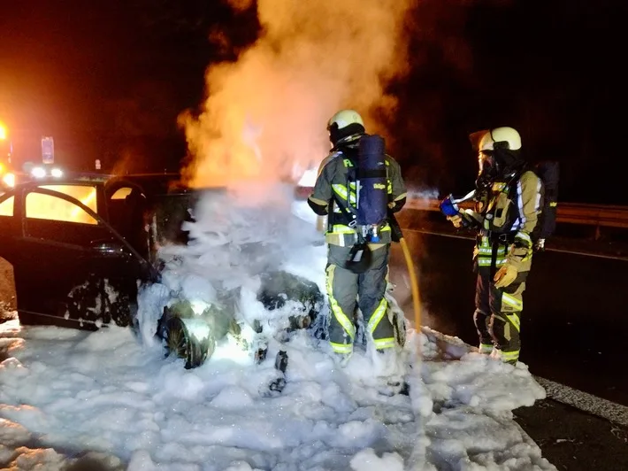 Pkw in Flammen: Hünxe Feuerwehr rettet Situation auf der A3!