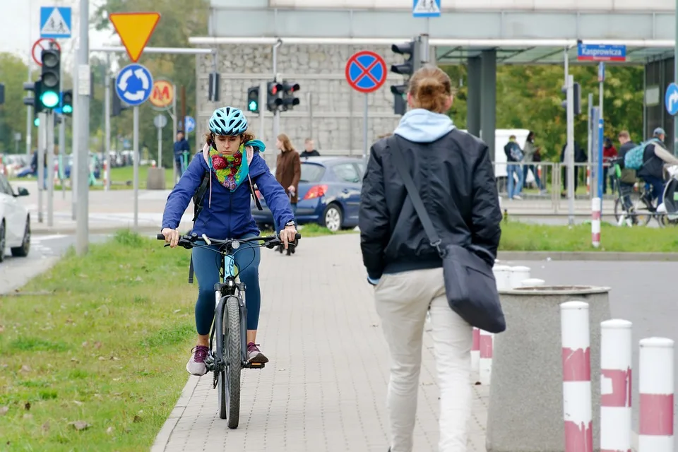 Radfahrer verletzt: Kollision mit offener LKW-Tür in Hagen-Emst