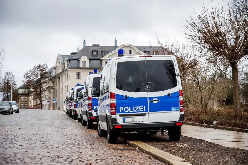 Randalierer sorgt am Bahnhofsvorplatz für Chaos: Polizei schlägt zu!