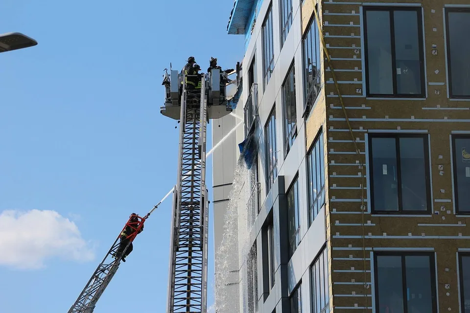 Schrecklicher Arbeitsunfall in Harburg: Feuerwehr rettet Schwerverletzten!