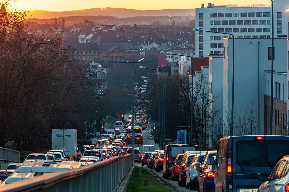 Schrecklicher Unfall auf B110: Vier leicht Verletzte nach Zusammenstoß!