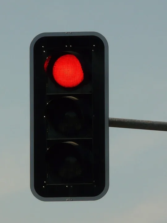 Schrecklicher Verkehrsunfall: Kradfahrerin schwer verletzt auf B 413!