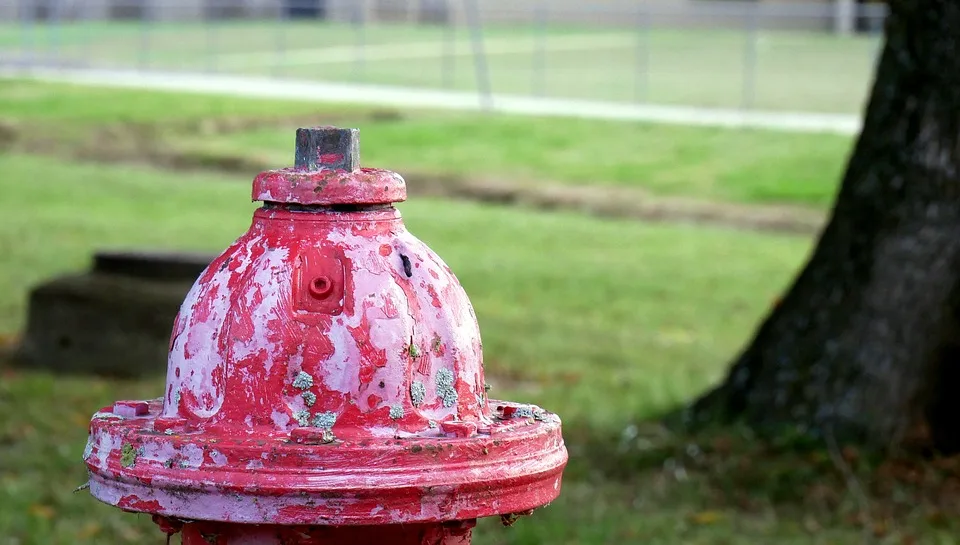 Schwelbrand in Papenburg: Feuerwehr im Dauereinsatz bei Lagerhallenbrand