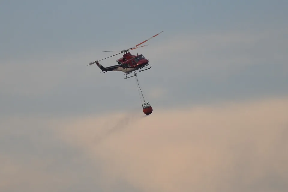 Schwerer Auffahrunfall in Hünxe: 52-Jähriger verletzt, Feuerwehr im Einsatz