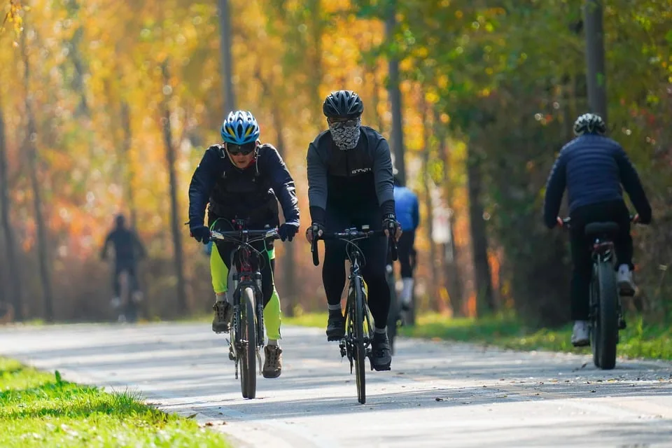 Schwerer Fahrradunfall in Ebhausen: Radfahrer gegen Mauer geschoben