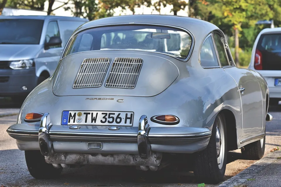 Schwerer Unfall in Sachsenheim: Porsche stürzt in Wald – Fahrer verletzt