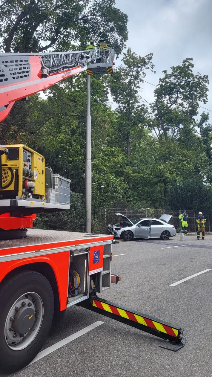 Schwerer Verkehrsunfall auf der B14: PKW prallt gegen Beleuchtungsmast