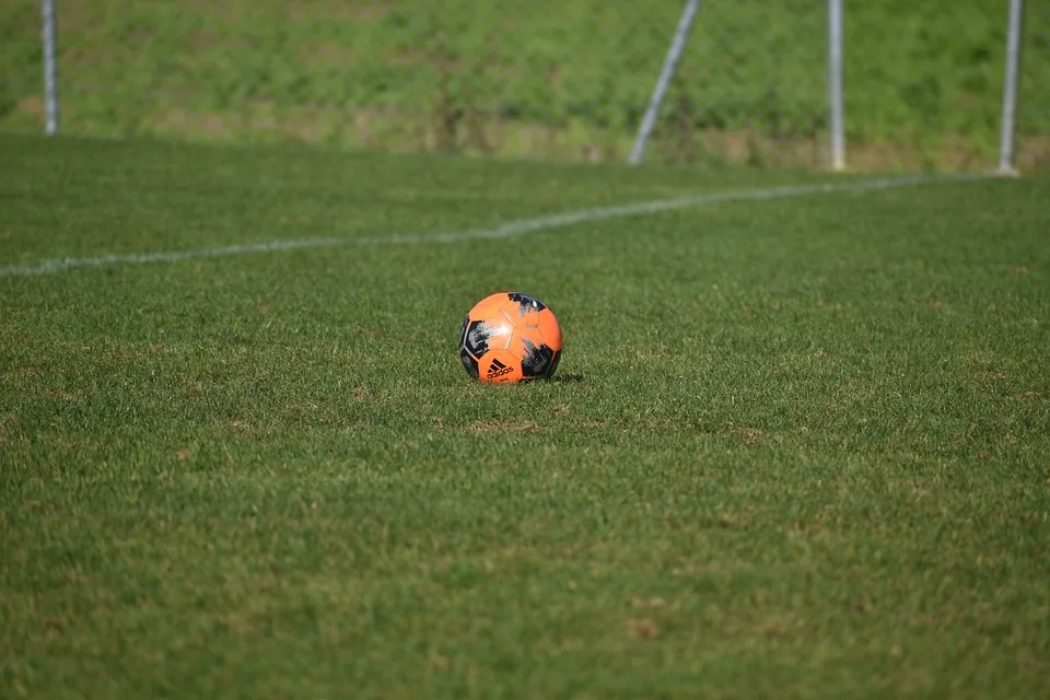 Spannende Lokal-Duelle: Wer setzt sich in der Fußball-Liga durch?