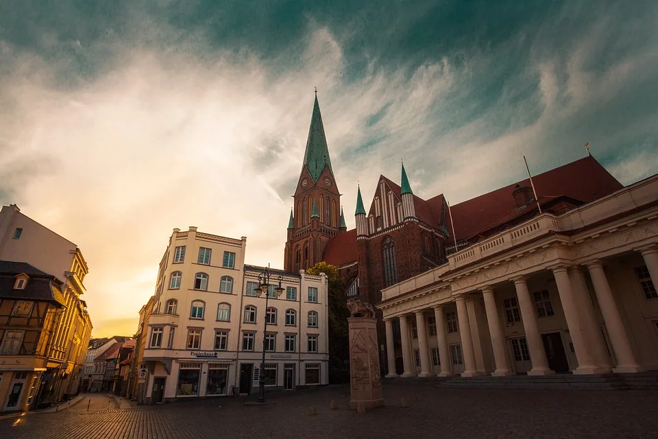 Stillstand in Schwerin: Historische Gebäude zwischen Sanierung und Verfall