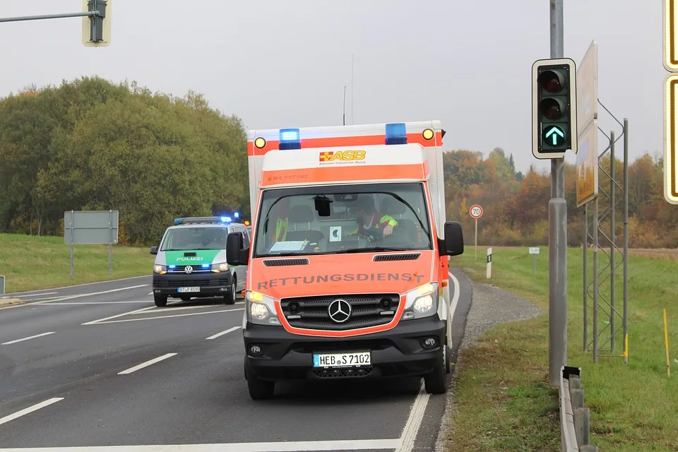 Unfall mit Reh in Edelsfeld: Pferdetransporter kracht in Leitplanke