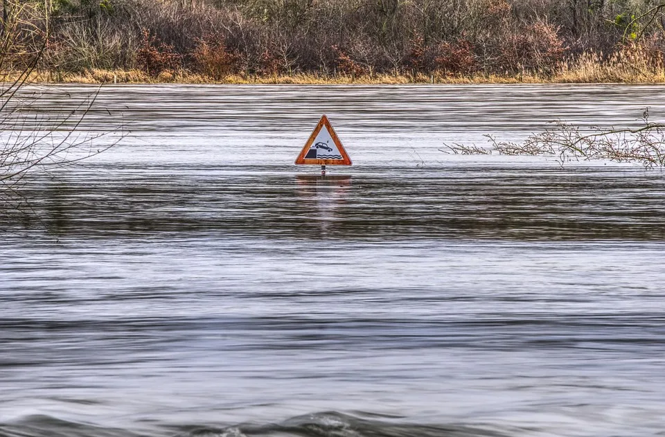 Unwetter-Chaos in Deutschland: Hochwasser und Schnee drohen!