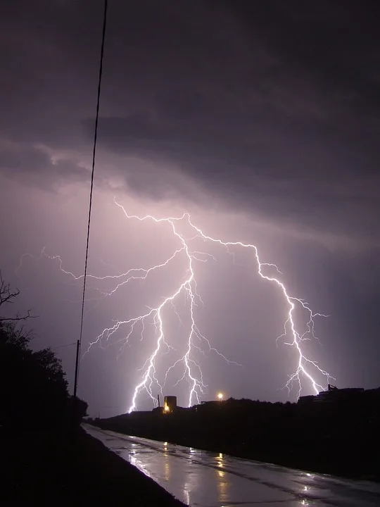 Unwetterwarnungen in Franken: Gewitter und starker Wind am Donnerstag