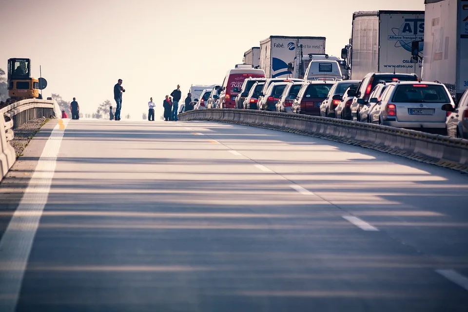 Verkehrschaos zwischen Eckernförde und Kiel: Umleitungen und Temporeduktion!