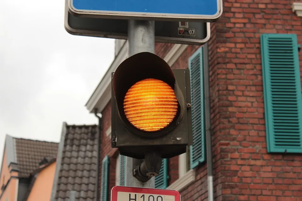 Verkehrsdrama in Loccum: Flüchtiger Autofahrer nach Crash unterwegs!