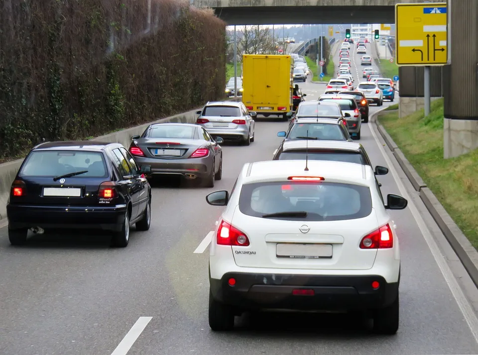 Verkehrsunfall auf B260: Fahrzeug prallt in Leitplanke bei Lahnstein!