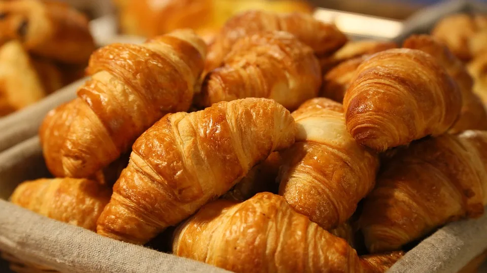 Viraler Schreck: Croissant-Lampe von Temu entpuppt sich als echtes Gebäck!