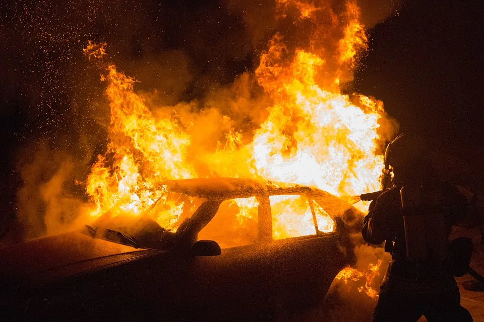 Zwei Autos in Leipzig brennen: Verdacht auf Brandstiftung!