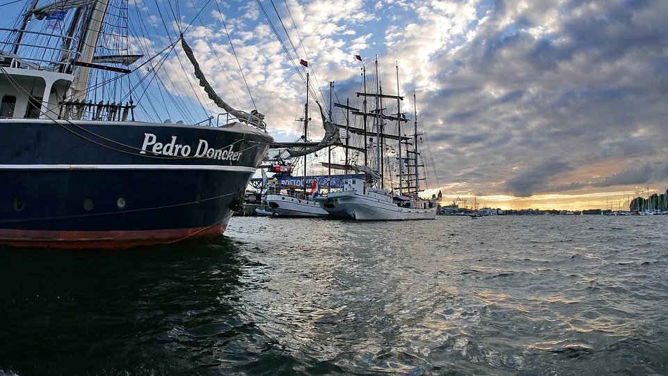 „Rostock Port Party: Kreuzfahrtzauber und Livemusik am Warnemünder Kai“